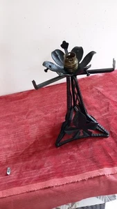 Ancien Pied de lampe en fer forgé , art déco , motif en forme de feuille - Picture 1 of 3