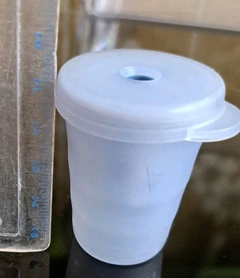 Tupperware Junge Welle Anspitzer Blau Deckel Becher Mini  Rarität Sammlerstück  - Bild 1 von 4
