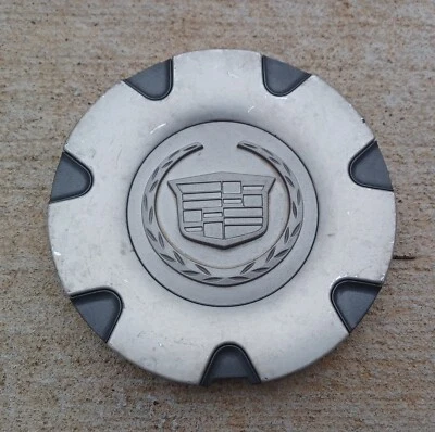 Cadillac SRX center cap 2004-2006 part number 9594307 03 - Image 1 of 3