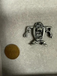 Vintage Looney Tunes Warner Bros Tasmanischer Teufel klassischer Charm Pin Anstecker 7128 - Bild 1 von 2