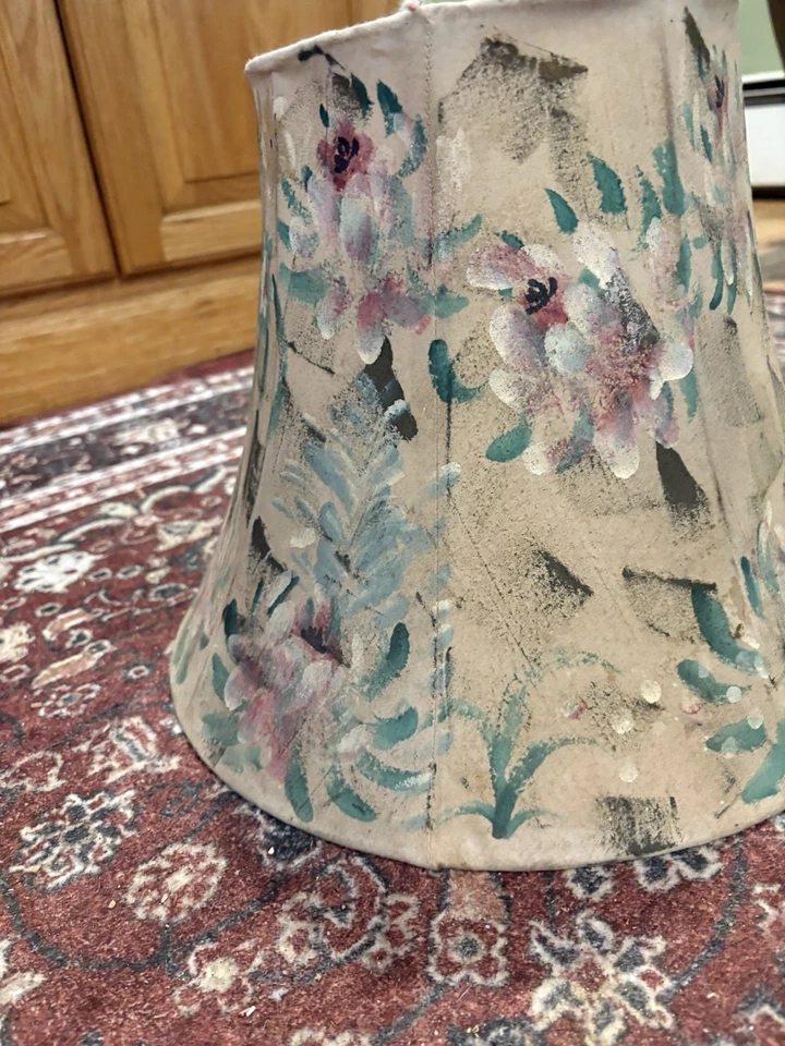 Pantalla pintada a mano bronceada con hermosas flores Foto 1 de 4