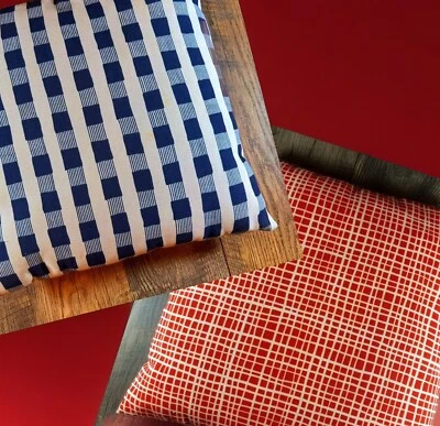 Cojín reversible de lona con estampado geográfico WEST ELM 17X17 rojo azul marfil Foto 1 de 4