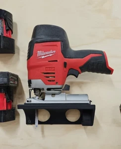 Montaje en pared para sierra de calar de combustible Milwaukee M18 - Compatible con modelo 2737-20 - Imagen 1 de 2