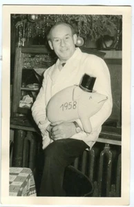 Foto Mann mit Glücksschwein 1958 Weihnachtsbaum Silvester - Picture 1 of 2