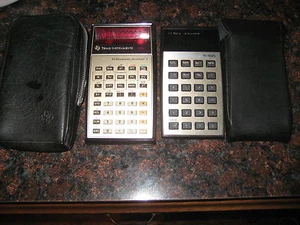 2 Vintage TI Texas Instrument Business Analyst I und TI-1025 mit Lederetuis - Bild 1 von 8