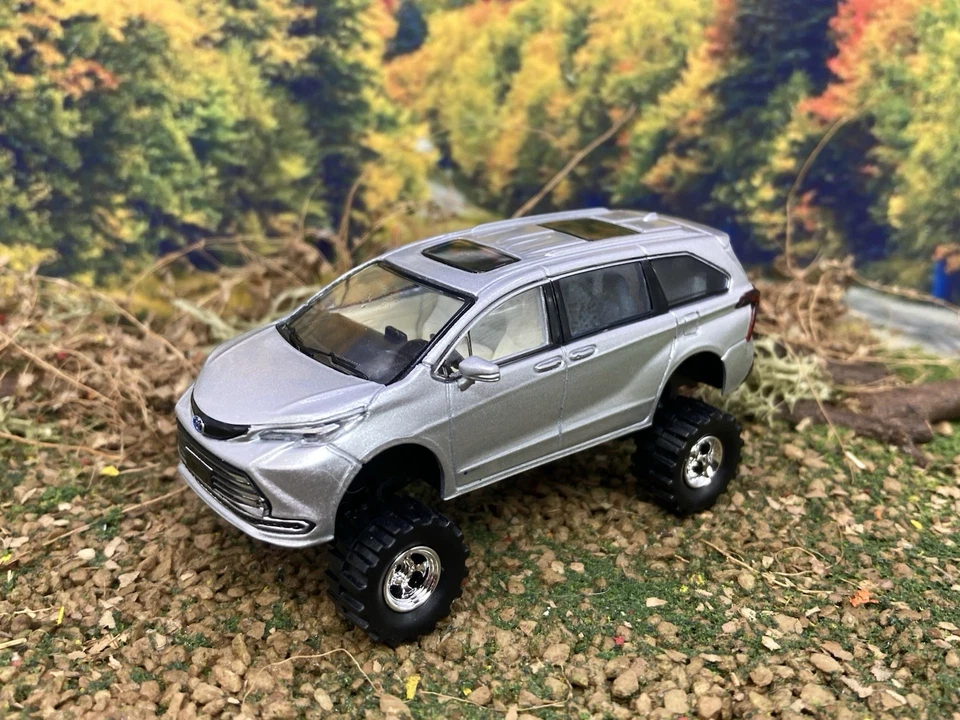 丰田 Sienna Lifted 4x4 Minivan 1/64 比例 Massdi 压铸定制越野货车 — 第 1/4 张图片