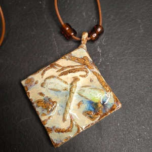 Collana in pelle con ciondolo libellula smalto e argilla accenti di perle ambra PESANTE - Foto 1 di 8