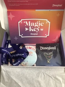 2021 Disneyland Magic Key Box Magnet, Pin, Lanyard, Map, Button Exclusive Disney - Picture 1 of 17