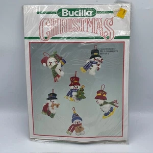 BUCILLA Kit di decorazioni natalizie in feltro " Snowbabies" Set di 6 # 82742 Nuovo con scatola! - Foto 1 di 2