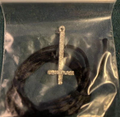 Colgante Cruz Invertida 1.5 pulgadas - Sin Cadena - Peltre Niquelado Sin Plomo Foto 1 de 2