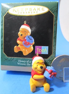 Adorno miniatura Hallmark 1997 miel de un regalo Winnie the Pooh - Imagen 1 de 12