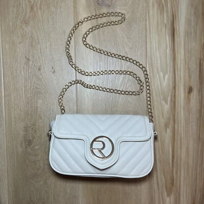 Bandolera Rampage blanca con correa de cadena dorada Foto 1 de 4