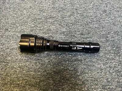 Linterna táctica usada Barska FLX 1200 lúmenes BA11630, SIN PILAS ni CARGADOR Foto 1 de 3
