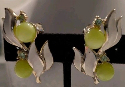 Pendientes clip suzanne somers esmalte blanco cuentas verdes y peridoto Foto 1 de 4