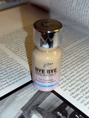 It Cosmetics MEDIUM TAN Bye Bye Breakout Full Coverage Treatment Concealer - Image 1 of 2
