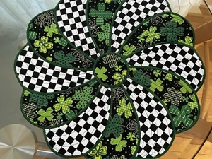 Colchonetas festoneadas redondas acolchadas a cuadros Lucky Clover-Mackenzie regalo para niños - Imagen 1 de 5