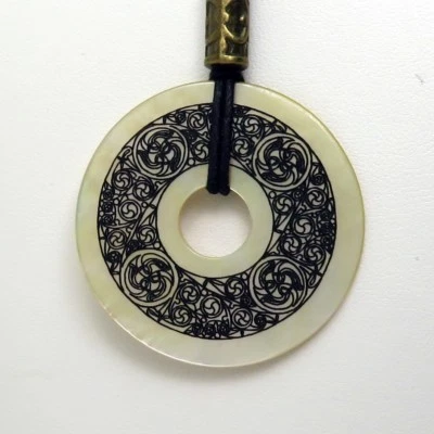 Ожерелье с кельтским узлом с гравировкой раковина пончик вощеный хлопковый шнур - регулируемое  - Изображение 1 из 4