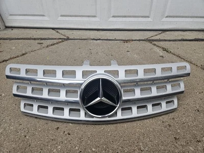 Parrilla de parachoques delantero OEM Mercedes Benz ML350 ML550 2009 2010 2011 Foto 1 de 4