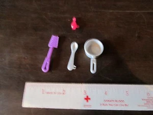 Barbie Ersatzteile Pfanne Topf Löffel Spatel Parfum / Ketchup Flakon Flipper - Bild 1 von 1