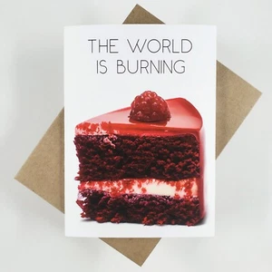 Tarjeta de cumpleaños The World Is Burning | pastel de terciopelo rojo humor oscuro | arte de comedia seca - Imagen 1 de 3