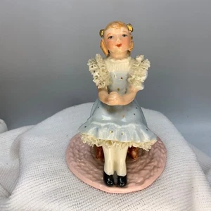 Estatuilla de porcelana vintage de los años 50 con mangas de espagueti sentadas rezando para niña - Imagen 1 de 7
