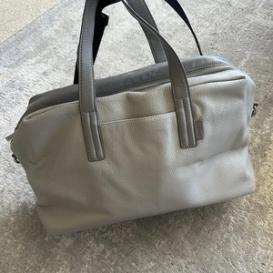 AWAY graue Leder Weekender Handgepäck Seesack mit Schultergurt einmal benutzt - Bild 1 von 8