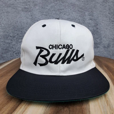 De colección Chicago Bulls Gorra Gorra Snap Back Blanco Negro Script Estadio Promo NBA Hombres Foto 1 de 4