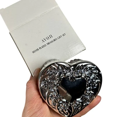 Nuevo con etiquetas Juego de regalo de pendientes tesoros enchapados en plata Avon vintage  Foto 1 de 4