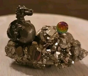Zinn Drache auf Pyrit Cluster  - Bild 1 von 5