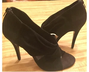 VIA NEROLI $90 decolte nere scamosciate incrociate punta aperta zip posteriore tacco a spillo 9M - Foto 1 di 12