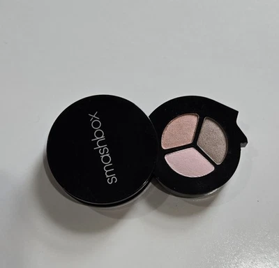 SMASHBOX * MULTI-FLASH PHOTO OP EYESHADOW TRIO * COLORS: NAKED, CRISP, DOE * NEW - Image 1 of 4