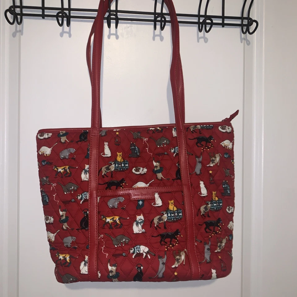 Nuevo NUEVO CON ETIQUETAS Vera Bradley Vacaciones Gatitos Navidad Pequeño Recortado Bolso Cartera ROJO Foto 1 de 4