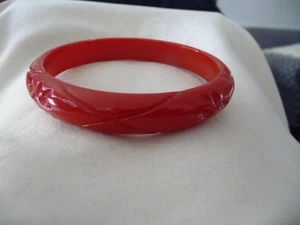 VINTAGE BAKELIT GESCHNITZTER ROTER ARMREIF 1/2 ZOLL MIT ARMBAND #29/12 - Bild 1 von 5