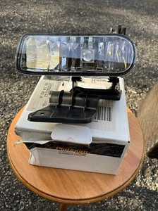 Luz antiniebla pasajero derecho se adapta a Chevrolet 99-02 Silverado, 00-06 Tahoe/Suburban - Imagen 1 de 18