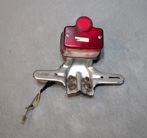 Yamaha YL1 Twin Jet Luz Trasera Luz Trasera Lámpara Placa Soporte 1966 1967 - Imagen 1 de 5