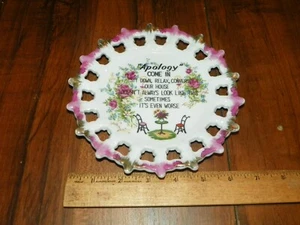 Ancienne assiette souvenir "Excuses" pour maison désordonnée - Décoration cuisine - Photo 1/3
