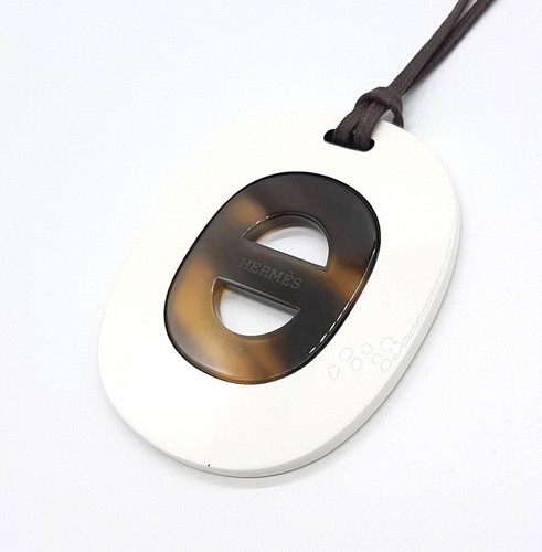 HERMÈS Collana con ciondolo Hermes corno di bufalo legno laccato Materiali naturali ...