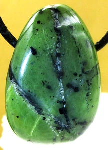 NEPHRIT  FREEFORM  Edelstein  Anhänger  TROMMELSTEIN gebohrt   Nr.5 - Bild 1 von 2