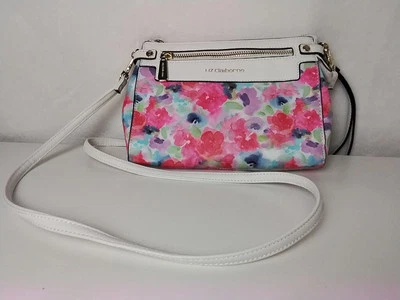 全新带标签 Liz Clairborne 粉色/红色花卉斜挎包/腕带拉链口袋和闭合  — 第 1/4 张图片