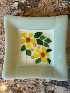 Plato de baratija de vidrio artístico fundido artesanal naranja amarillo floral firmado 5" x 5" - Imagen 1 de 6