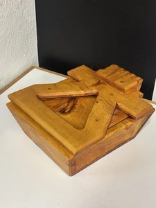 Caja de baratijas de joyería de madera artesanal American Studio Birdseye firmada - Imagen 1 de 19