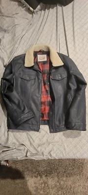 Chaqueta de Camionero Clásica de Cuero AZUL para Hombres Levi's Azul Marino con Cuello Sherpa Talla L Nueva Foto 1 de 4