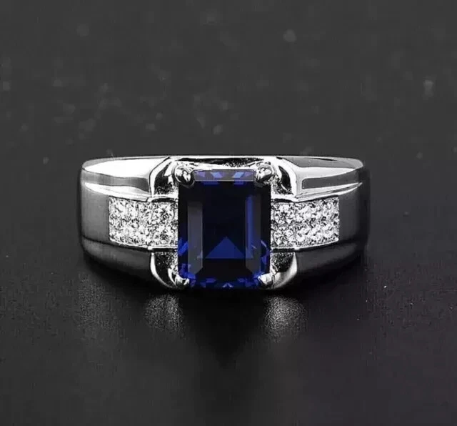 Anillo de boda de zafiro creado en laboratorio de corte esmeralda de 3 quilates para hombre enchapado en oro blanco de 14 quilates Foto 1 de 4