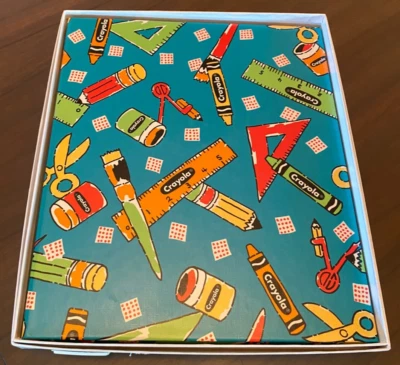 NUEVO Álbum de fotos con sello de días escolares • Álbum de recortes expandible • Diseño Crayola Foto 1 de 4