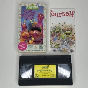 Sesame Street Sing Yourself Silly (VHS, 1990) Movie Cartoon With Song Book - Foto 1 di 8