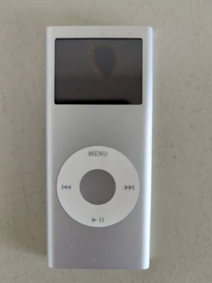 Apple iPod Nano 2nd Generation Silver 2 GB Broken Screen - Image 1 of 4