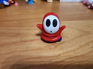 Shy Guy Mini Figur 2007 Nintendo Super Mario Bros Toy Red Cloak White Mask - Bild 1 von 5