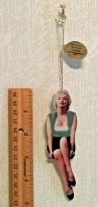 Marilyn Monroe 2002 Ediciones Bradford Ornamento "SENTADO BONITO" (SER) - Imagen 1 de 6