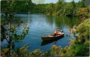 Postal de Hombre pescando en un lago - Imagen 1 de 2