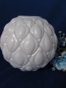 VINTAGE MILCHGLAS RAUTENSTEPPMUSTER BANKETT SALON ERSATZ KUGELSCHIRM 4 1/4 - Bild 1 von 3